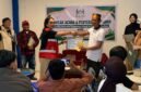 Penyerahan sertifikat oleh Kepala Distrik Mimika Baru, Merlyn Temorubun kepada pemenang lomba. (Foto: Galeri Papua/Ahmad)