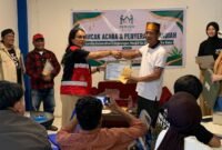 Penyerahan sertifikat oleh Kepala Distrik Mimika Baru, Merlyn Temorubun kepada pemenang lomba. (Foto: Galeri Papua/Ahmad)