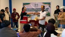 Penyerahan sertifikat oleh Kepala Distrik Mimika Baru, Merlyn Temorubun kepada pemenang lomba. (Foto: Galeri Papua/Ahmad)