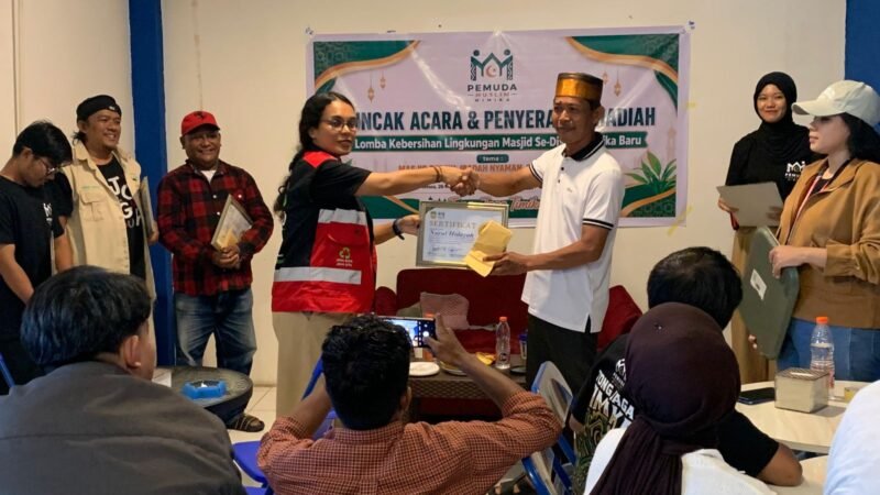 Penyerahan sertifikat oleh Kepala Distrik Mimika Baru, Merlyn Temorubun kepada pemenang lomba. (Foto: Galeri Papua/Ahmad)