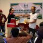 Penyerahan sertifikat oleh Kepala Distrik Mimika Baru, Merlyn Temorubun kepada pemenang lomba. (Foto: Galeri Papua/Ahmad)