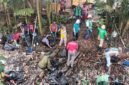 Dinas Lingkungan Hidup bersama PT Freeport Indonesia melakukan pembersihan sungai yang di penuhi sampah. (Foto: Galeri Papua/Kevin Kurni)