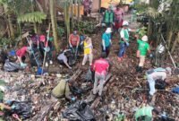 Dinas Lingkungan Hidup bersama PT Freeport Indonesia melakukan pembersihan sungai yang di penuhi sampah. (Foto: Galeri Papua/Kevin Kurni)