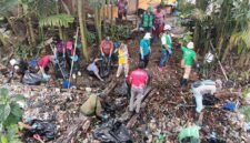 Dinas Lingkungan Hidup bersama PT Freeport Indonesia melakukan pembersihan sungai yang di penuhi sampah. (Foto: Galeri Papua/Kevin Kurni)