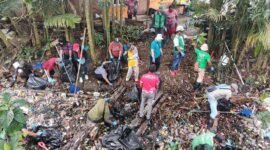 Dinas Lingkungan Hidup bersama PT Freeport Indonesia melakukan pembersihan sungai yang di penuhi sampah. (Foto: Galeri Papua/Kevin Kurni)