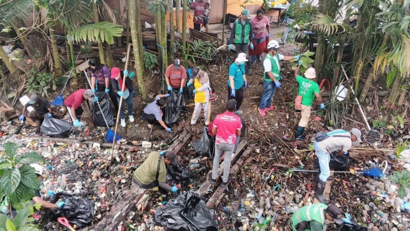 Dinas Lingkungan Hidup bersama PT Freeport Indonesia melakukan pembersihan sungai yang di penuhi sampah. (Foto: Galeri Papua/Kevin Kurni)