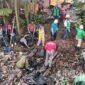 Dinas Lingkungan Hidup bersama PT Freeport Indonesia melakukan pembersihan sungai yang di penuhi sampah. (Foto: Galeri Papua/Kevin Kurni)
