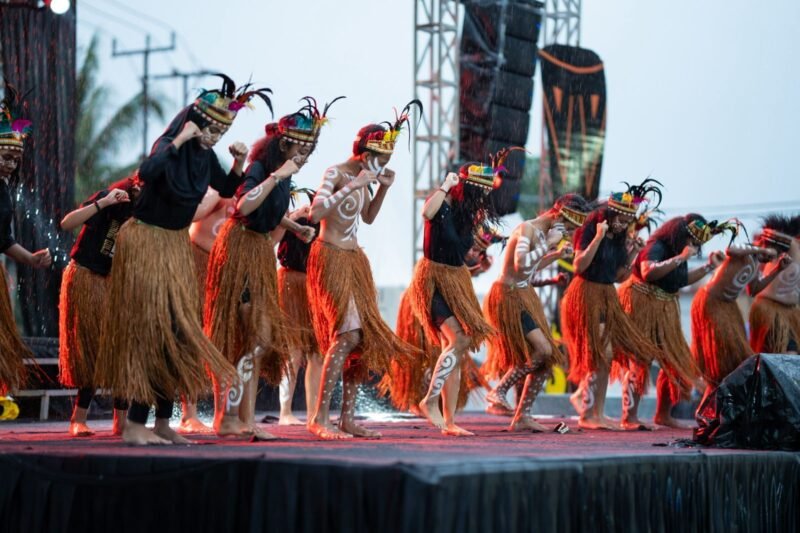 Penampilan salah satu sanggar tari di event Timika Inside Festival of Art (TIFA) 2025. (Foto: Istimewa/Panitia TIFA 2025)