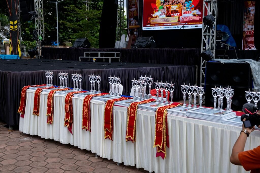Sejumlah penghargaan di event Timika Inside Festival of Art (TIFA) 2025. (Foto: Istimewa/Panitia TIFA 2025)