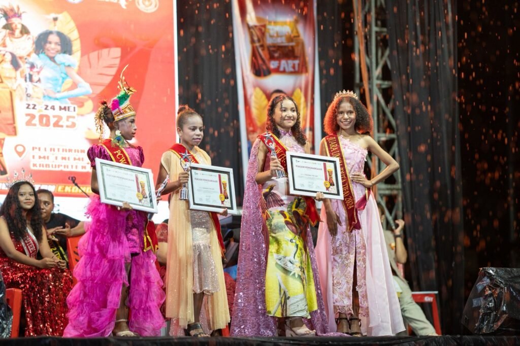 Peserta fashion show dalam event Timika Inside Festival of Art (TIFA) 2025. (Foto: Istimewa/Panitia TIFA 2025)