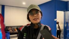 Kepala Distrik Mimika Baru, Merlyn Temorubun saat diwawancarai, Selasa (26/5/2026). (Foto: Galeri Papua/Ahmad)