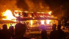 Bangunan Gereja Katolik di Kampung ILS Poumako, Distrik Mimika Timur, Mimika, Papua Tengah, terbakar pada Rabu (27/5/2026) malam. (Foto: Istimewa/Tangkap layar video amatir warga)