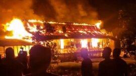 Bangunan Gereja Katolik di Kampung ILS Poumako, Distrik Mimika Timur, Mimika, Papua Tengah, terbakar pada Rabu (27/5/2026) malam. (Foto: Istimewa/Tangkap layar video amatir warga)
