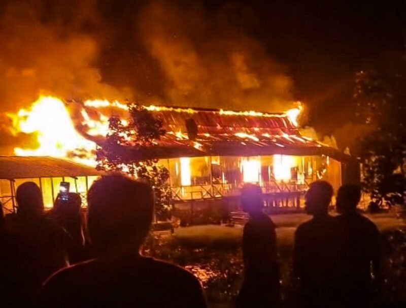 Bangunan Gereja Katolik di Kampung ILS Poumako, Distrik Mimika Timur, Mimika, Papua Tengah, terbakar pada Rabu (27/5/2026) malam. (Foto: Istimewa/Tangkap layar video amatir warga)