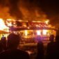 Bangunan Gereja Katolik di Kampung ILS Poumako, Distrik Mimika Timur, Mimika, Papua Tengah, terbakar pada Rabu (27/5/2026) malam. (Foto: Istimewa/Tangkap layar video amatir warga)