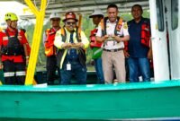 Senior Vice President Sustainable Development PTFI, Natan Kum, bersama pihak instansi pemerintah melakukan pelepasan indukan kepiting di Muara Tipuka, Kabupaten Mimika, Papua Tengah, Kamis (28/5/2026). (Foto: Istimewa/Marsel Nara)