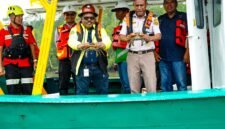 Senior Vice President Sustainable Development PTFI, Natan Kum, bersama pihak instansi pemerintah melakukan pelepasan indukan kepiting di Muara Tipuka, Kabupaten Mimika, Papua Tengah, Kamis (28/5/2026). (Foto: Istimewa/Marsel Nara)