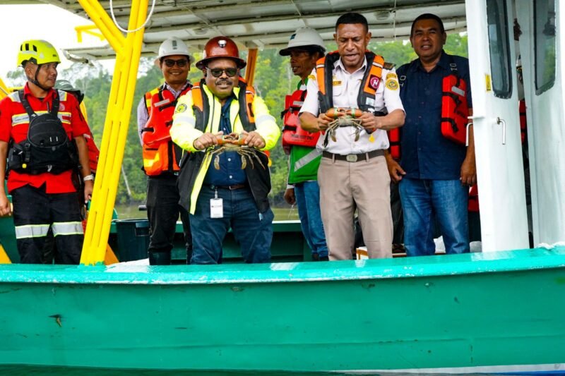 Senior Vice President Sustainable Development PTFI, Natan Kum, bersama pihak instansi pemerintah melakukan pelepasan indukan kepiting di Muara Tipuka, Kabupaten Mimika, Papua Tengah, Kamis (28/5/2026). (Foto: Istimewa/Marsel Nara)