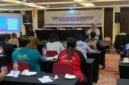 Narasumber sedang memaparkan materi peserta pendampingan, koordinasi dan evaluasi Pemeriksaan Kesehatan Gratis (PKG) diikuti oleh lintas sektor dan perwakilan puskesmas di Ballroom Hotel Horison Diana Timika, Jumat (29/5/2026). (Foto: Galeri Papua/Ahmad)