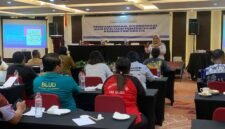 Narasumber sedang memaparkan materi peserta pendampingan, koordinasi dan evaluasi Pemeriksaan Kesehatan Gratis (PKG) diikuti oleh lintas sektor dan perwakilan puskesmas di Ballroom Hotel Horison Diana Timika, Jumat (29/5/2026). (Foto: Galeri Papua/Ahmad)