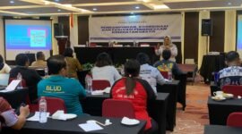 Narasumber sedang memaparkan materi peserta pendampingan, koordinasi dan evaluasi Pemeriksaan Kesehatan Gratis (PKG) diikuti oleh lintas sektor dan perwakilan puskesmas di Ballroom Hotel Horison Diana Timika, Jumat (29/5/2026). (Foto: Galeri Papua/Ahmad)