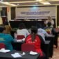 Narasumber sedang memaparkan materi peserta pendampingan, koordinasi dan evaluasi Pemeriksaan Kesehatan Gratis (PKG) diikuti oleh lintas sektor dan perwakilan puskesmas di Ballroom Hotel Horison Diana Timika, Jumat (29/5/2026). (Foto: Galeri Papua/Ahmad)