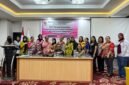 Foto bersama usai seremoni pembukaan pertemuan evaluasi cakupan ibu bersalin di Puskesmas, Klinik Bersalin, dan Rumah Sakit se-Kabupaten Mimika, di Ballroom Hotel Grand Tembaga, Mimika, Papua Tengah, Jumat (29/5/2026). (Foto: Istimewa).