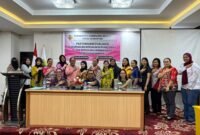 Foto bersama usai seremoni pembukaan pertemuan evaluasi cakupan ibu bersalin di Puskesmas, Klinik Bersalin, dan Rumah Sakit se-Kabupaten Mimika, di Ballroom Hotel Grand Tembaga, Mimika, Papua Tengah, Jumat (29/5/2026). (Foto: Istimewa).