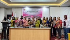 Foto bersama usai seremoni pembukaan pertemuan evaluasi cakupan ibu bersalin di Puskesmas, Klinik Bersalin, dan Rumah Sakit se-Kabupaten Mimika, di Ballroom Hotel Grand Tembaga, Mimika, Papua Tengah, Jumat (29/5/2026). (Foto: Istimewa).