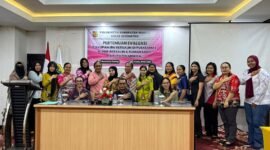Foto bersama usai seremoni pembukaan pertemuan evaluasi cakupan ibu bersalin di Puskesmas, Klinik Bersalin, dan Rumah Sakit se-Kabupaten Mimika, di Ballroom Hotel Grand Tembaga, Mimika, Papua Tengah, Jumat (29/5/2026). (Foto: Istimewa).