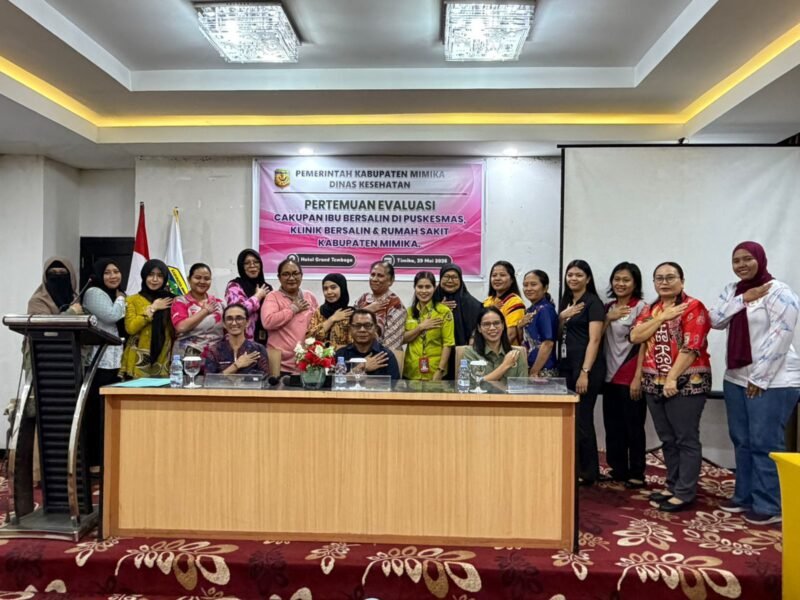 Foto bersama usai seremoni pembukaan pertemuan evaluasi cakupan ibu bersalin di Puskesmas, Klinik Bersalin, dan Rumah Sakit se-Kabupaten Mimika, di Ballroom Hotel Grand Tembaga, Mimika, Papua Tengah, Jumat (29/5/2026). (Foto: Istimewa).