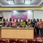 Foto bersama usai seremoni pembukaan pertemuan evaluasi cakupan ibu bersalin di Puskesmas, Klinik Bersalin, dan Rumah Sakit se-Kabupaten Mimika, di Ballroom Hotel Grand Tembaga, Mimika, Papua Tengah, Jumat (29/5/2026). (Foto: Istimewa).