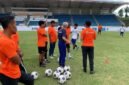 Tampak pelatih sedang memberikan instruksi kepada pemain saat sesi latihan berlangsung dalam program Coaching Clinic Sepak Bola PSSI - KNVB di Mimika Sport Complex (MSC), Sabtu (30/5/2026). (Foto: Galeri Papua/Ahmad)