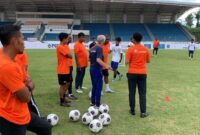 Tampak pelatih sedang memberikan instruksi kepada pemain saat sesi latihan berlangsung dalam program Coaching Clinic Sepak Bola PSSI - KNVB di Mimika Sport Complex (MSC), Sabtu (30/5/2026). (Foto: Galeri Papua/Ahmad)