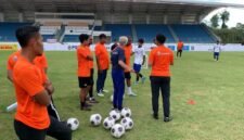 Tampak pelatih sedang memberikan instruksi kepada pemain saat sesi latihan berlangsung dalam program Coaching Clinic Sepak Bola PSSI - KNVB di Mimika Sport Complex (MSC), Sabtu (30/5/2026). (Foto: Galeri Papua/Ahmad)