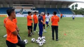 Tampak pelatih sedang memberikan instruksi kepada pemain saat sesi latihan berlangsung dalam program Coaching Clinic Sepak Bola PSSI - KNVB di Mimika Sport Complex (MSC), Sabtu (30/5/2026). (Foto: Galeri Papua/Ahmad)