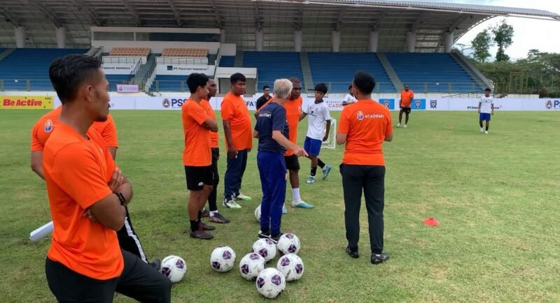 Tampak pelatih sedang memberikan instruksi kepada pemain saat sesi latihan berlangsung dalam program Coaching Clinic Sepak Bola PSSI - KNVB di Mimika Sport Complex (MSC), Sabtu (30/5/2026). (Foto: Galeri Papua/Ahmad)