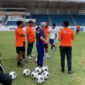 Tampak pelatih sedang memberikan instruksi kepada pemain saat sesi latihan berlangsung dalam program Coaching Clinic Sepak Bola PSSI - KNVB di Mimika Sport Complex (MSC), Sabtu (30/5/2026). (Foto: Galeri Papua/Ahmad)
