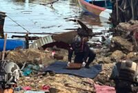 Upaya penanganan oleh aparat kepolisian dalam peristiwa ledakan besar di Distrik Biak Kota, Kabupaten Biak Numfor, Minggu (31/5/2026). (Foto: Istimewa/Humas Polres Biak)