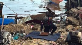 Upaya penanganan oleh aparat kepolisian dalam peristiwa ledakan besar di Distrik Biak Kota, Kabupaten Biak Numfor, Minggu (31/5/2026). (Foto: Istimewa/Humas Polres Biak)