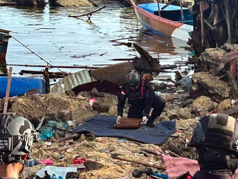 Upaya penanganan oleh aparat kepolisian dalam peristiwa ledakan besar di Distrik Biak Kota, Kabupaten Biak Numfor, Minggu (31/5/2026). (Foto: Istimewa/Humas Polres Biak)
