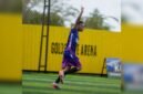 Pertandingan SMA SMRT 76 kontra SMK Yapis dalam turnamen Mini Soccer Kapolda Cup Season II antar SMA di Goldstone Arena, Jalan Irigasi, Timika, Rabu (13/5/2026) sore. (Foto: Istimewa/Fernando Rio)