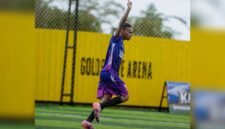 Pertandingan SMA SMRT 76 kontra SMK Yapis dalam turnamen Mini Soccer Kapolda Cup Season II antar SMA di Goldstone Arena, Jalan Irigasi, Timika, Rabu (13/5/2026) sore. (Foto: Istimewa/Fernando Rio)