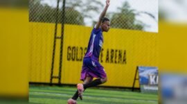 Pertandingan SMA SMRT 76 kontra SMK Yapis dalam turnamen Mini Soccer Kapolda Cup Season II antar SMA di Goldstone Arena, Jalan Irigasi, Timika, Rabu (13/5/2026) sore. (Foto: Istimewa/Fernando Rio)