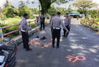 Polisi lalu lintas melakukan olah tempat kejadian perkara di Jalan Poros Mapurujaya KM 10, Mimika, Jumat, 1 Mei 2026. Galeripapua/Istimewa