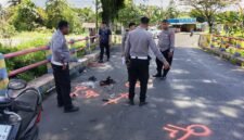 Polisi lalu lintas melakukan olah tempat kejadian perkara di Jalan Poros Mapurujaya KM 10, Mimika, Jumat, 1 Mei 2026. Galeripapua/Istimewa