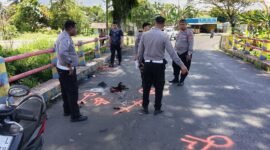 Polisi lalu lintas melakukan olah tempat kejadian perkara di Jalan Poros Mapurujaya KM 10, Mimika, Jumat, 1 Mei 2026. Galeripapua/Istimewa