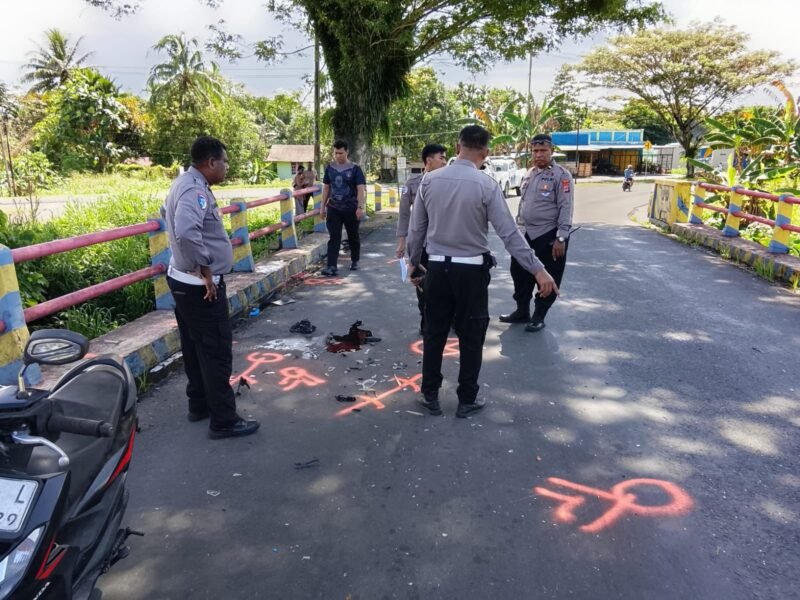 Polisi lalu lintas melakukan olah tempat kejadian perkara di Jalan Poros Mapurujaya KM 10, Mimika, Jumat, 1 Mei 2026. Galeripapua/Istimewa