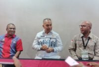 Ket. Foto: Ketua Komite Eksekutif Percepatan Pembangunan Otonomi Khusus Papua, Felix Wanggai (tengah) di Hotel Horison Diana Mimika, Kamis 30 April 2026. Galeripapua/ Kevin Kurni.