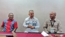 Ket. Foto: Ketua Komite Eksekutif Percepatan Pembangunan Otonomi Khusus Papua, Felix Wanggai (tengah) di Hotel Horison Diana Mimika, Kamis 30 April 2026. Galeripapua/ Kevin Kurni.